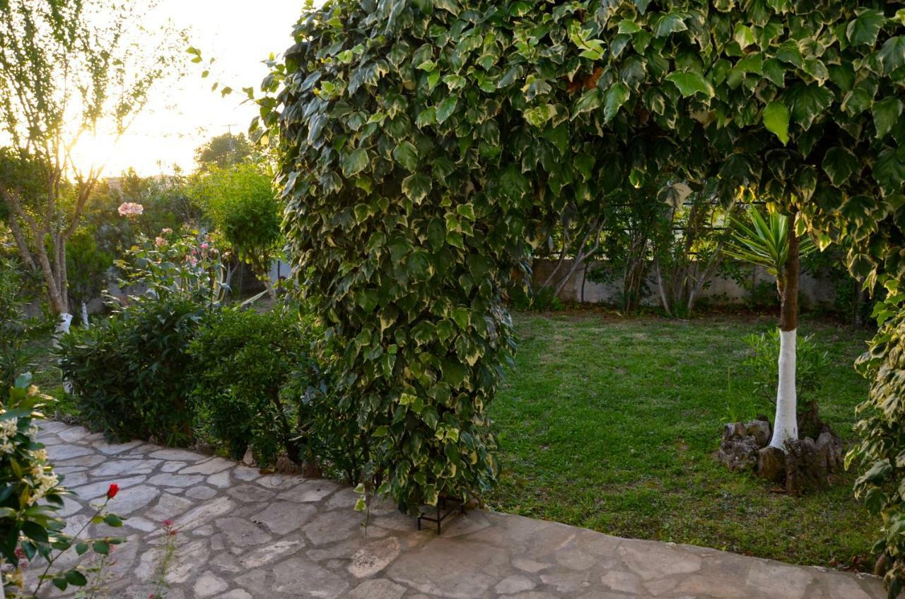 ロダKostas' Gardenアパートメント エクステリア 写真